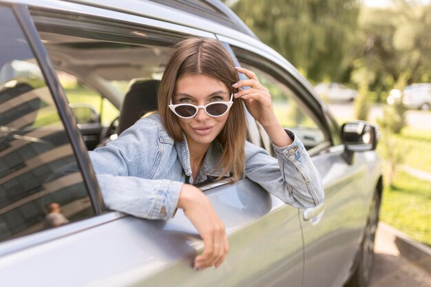 Bella mujer preparándose para un viaje con sus amigos