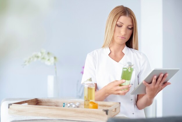 Bella mujer que trabaja en el salón de spa