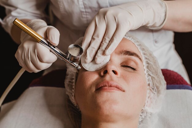 Bella mujer recibiendo un tratamiento cosmético en el spa