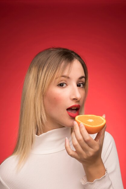 Bella mujer con retrato naranja