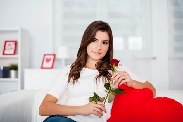 Bella mujer con rosa roja