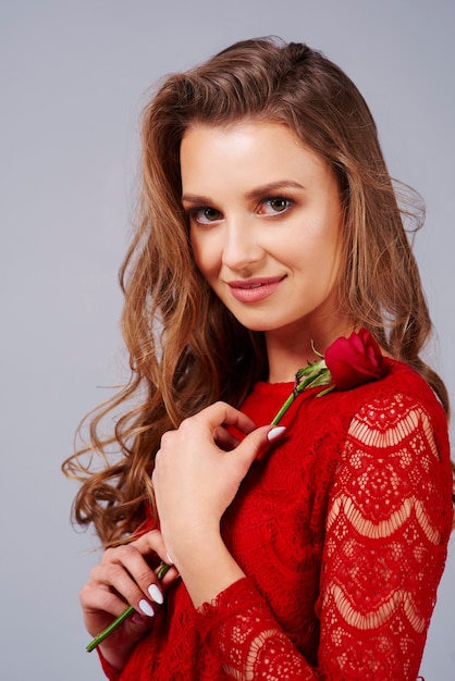 Bella mujer con rosa roja