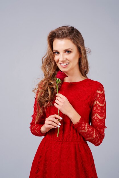 Bella mujer con rosa roja