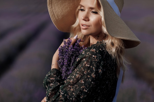 Foto gratuita bella mujer con sombrero en el campo de lavanda