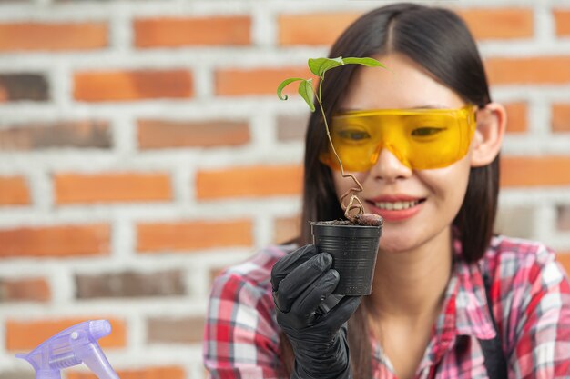 Bella mujer sonriendo mientras cultiva plantas