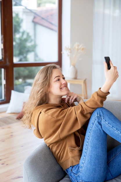 Foto gratuita bella mujer sonriente con smartphone