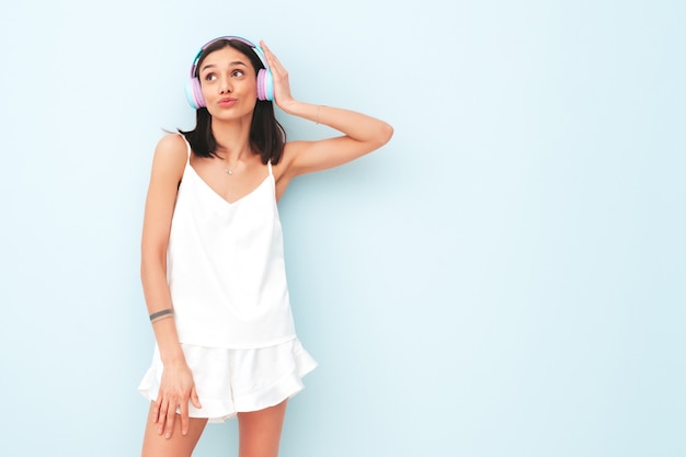 Bella mujer sonriente vestida con pijama blanco