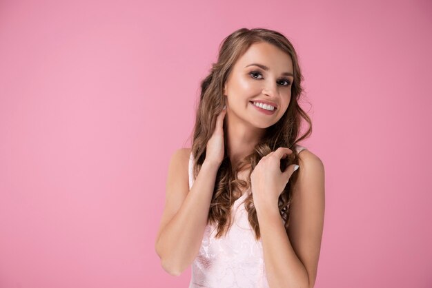 Bella mujer con sonrisa encantadora