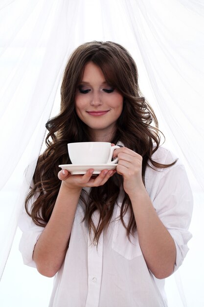 Bella mujer con taza de café caliente