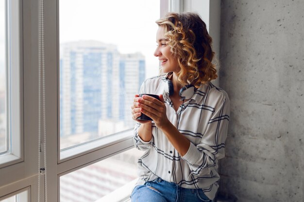 Bella mujer con taza de café