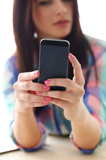 Bella mujer con teléfono móvil