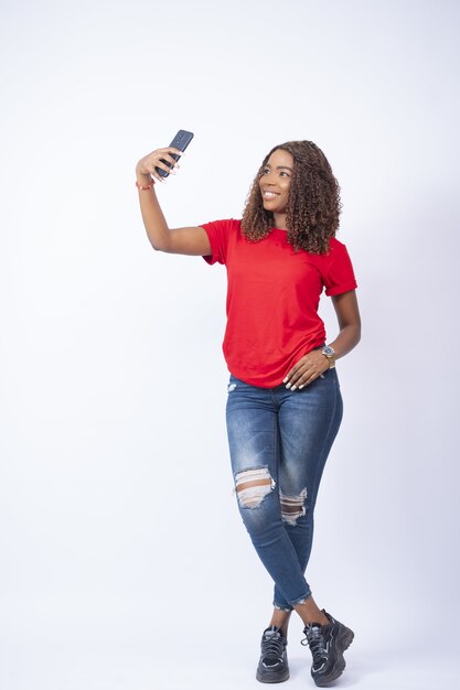 Bella mujer tomando un selfie con su teléfono