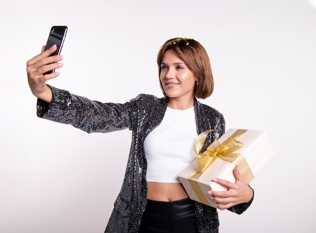 Bella mujer tomando un selfie