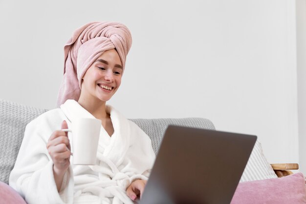 Bella mujer trabajando después de tomar un baño