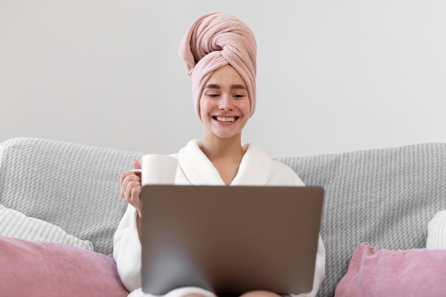 Bella mujer trabajando después de tomar un baño