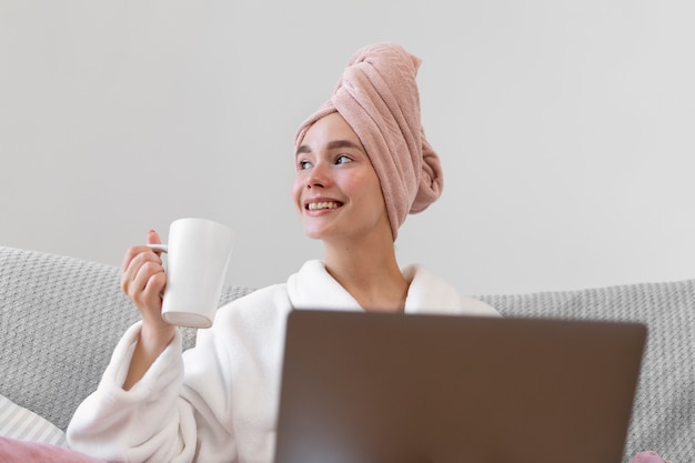 Bella mujer trabajando después de tomar un baño