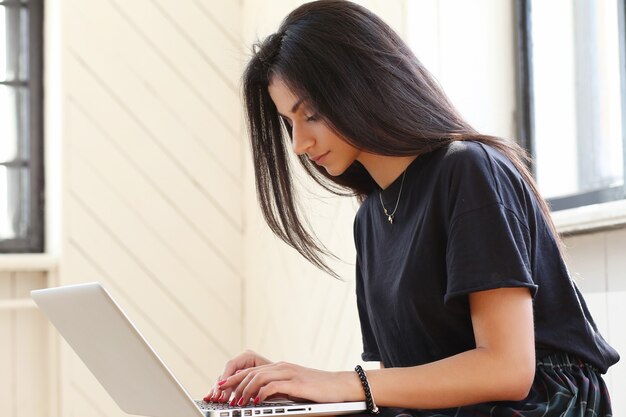 Bella mujer trabajando en su computadora portátil