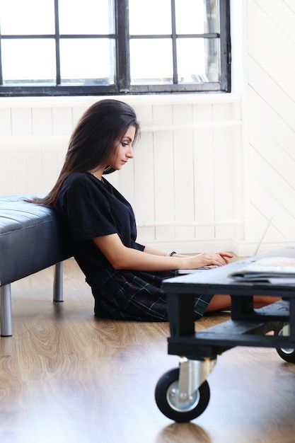 Bella mujer trabajando en su computadora portátil