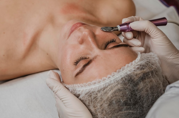 Bella mujer durante un tratamiento cosmético en el spa