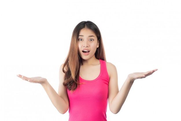 Una bella mujer vestida con una camisa rosa muestra una mirada frustrada. en el Blackground blanco