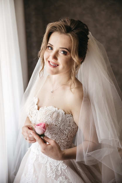 La bella novia se alegra el día de su boda.