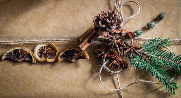 Foto gratuita bellamente embalado con regalo en la pared de madera