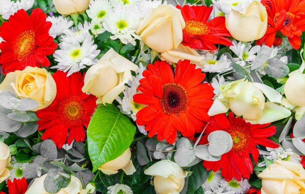 Foto gratuita bellas flores para san valentín y escena de la boda