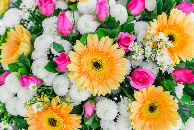 Bellas flores para San Valentín y escena de la boda