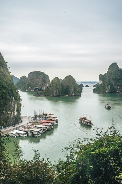 La belleza de la bahía de Ha Long, declarada Patrimonio de la Humanidad por la UNESCO