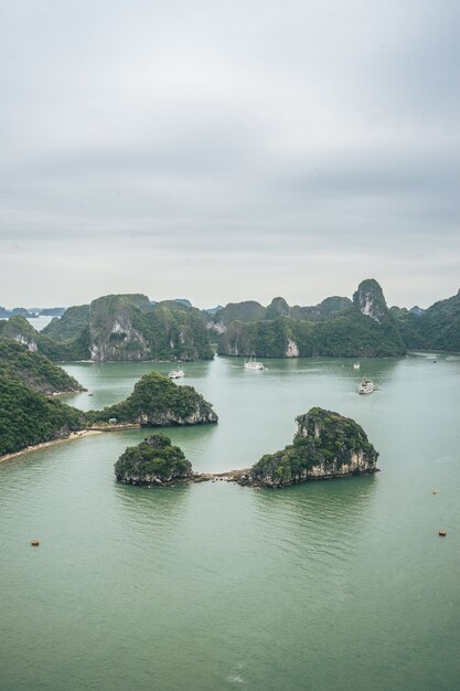 La belleza de la bahía de Ha Long, declarada Patrimonio de la Humanidad por la UNESCO