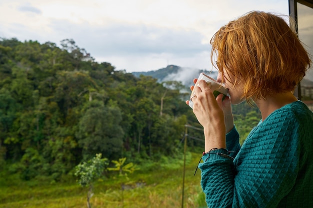 Foto gratuita belleza cabeza roja de café frío bosque