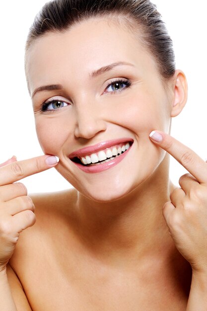 Belleza cara de mujer sonriente con los dientes de salud