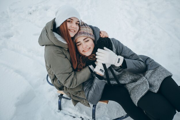 belleza de la mujer de moda de invierno bastante