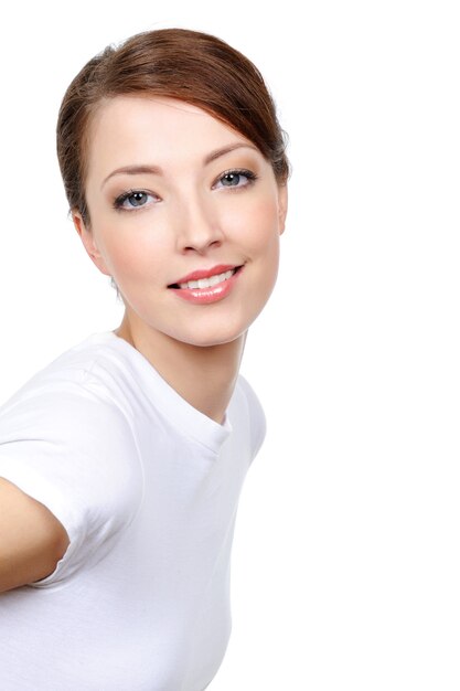 Belleza de mujer sonriente joven aislada en blanco