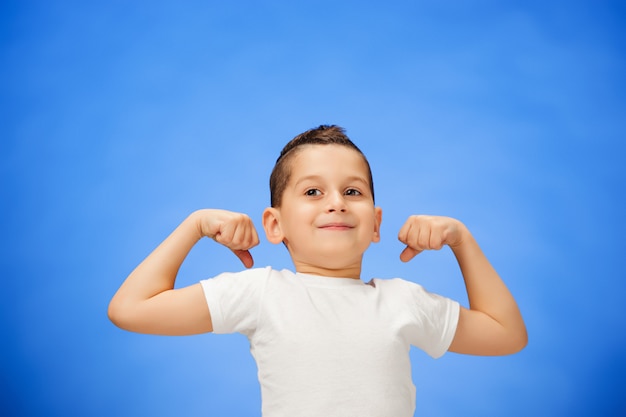 Belleza sonriente deporte niño niño mostrando sus bíceps
