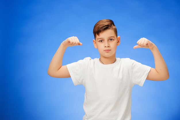 Belleza sonriente deporte niño niño mostrando sus bíceps