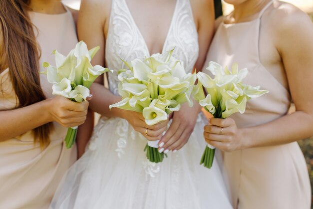 Bello bouquet nupcial de flores