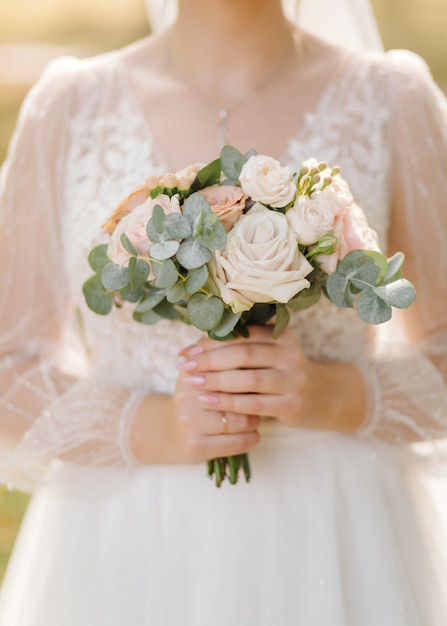 Bello bouquet nupcial de flores