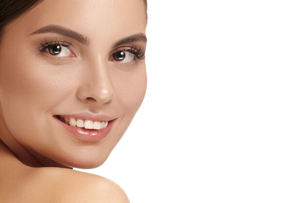 El bello rostro femenino. La piel perfecta y limpia del rostro en blanco. La belleza, cuidado, piel, tratamiento, salud, spa, concepto cosmético