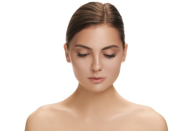 El bello rostro femenino. La piel perfecta y limpia del rostro en blanco. La belleza, cuidado, piel, tratamiento, salud, spa, concepto cosmético