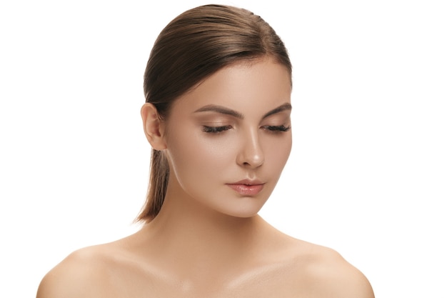 El bello rostro femenino. La piel perfecta y limpia del rostro en blanco. La belleza, cuidado, piel, tratamiento, salud, spa, concepto cosmético