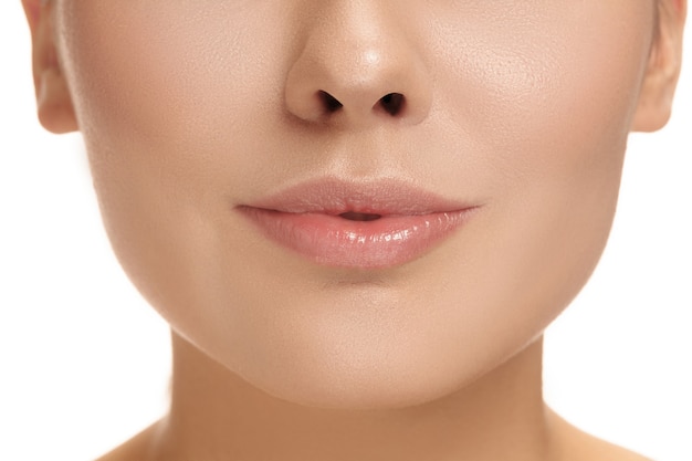 El bello rostro femenino. La piel perfecta y limpia del rostro en blanco. La belleza, cuidado, piel, tratamiento, salud, spa, concepto cosmético