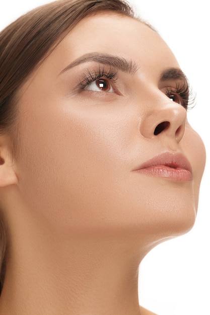 Foto gratuita el bello rostro femenino. la piel perfecta y limpia del rostro en blanco. la belleza, cuidado, piel, tratamiento, salud, spa, concepto cosmético