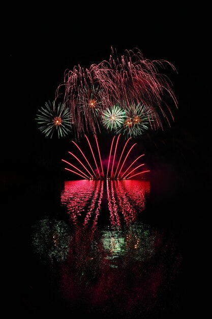 Bellos coloridos fuegos artificiales con reflejos en el agua. Presa de Brno, la ciudad de Brno-Europa. Internati