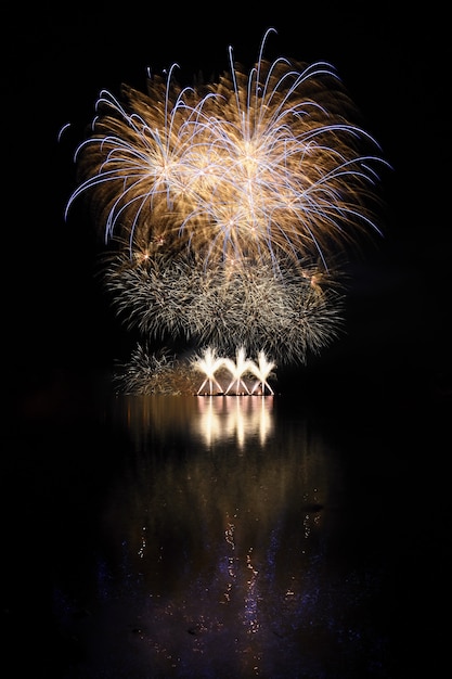 Bellos coloridos fuegos artificiales con reflejos en el agua. Presa de Brno, la ciudad de Brno-Europa. Internati