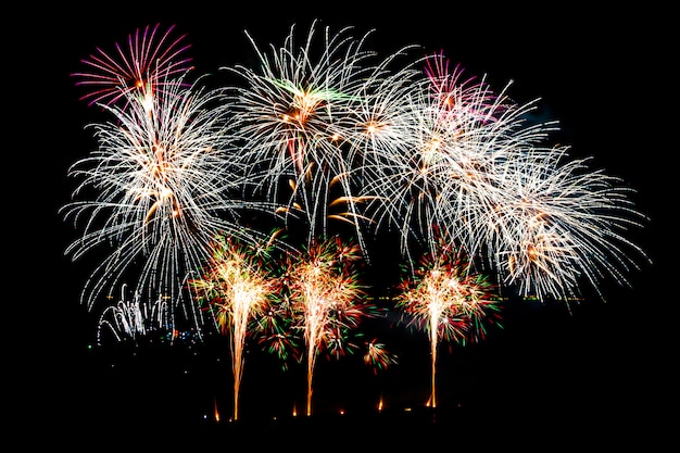 Bellos fuegos artificiales en el cielo negro