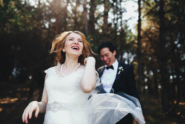 bellos Momentos de la dulzura de novia fuera