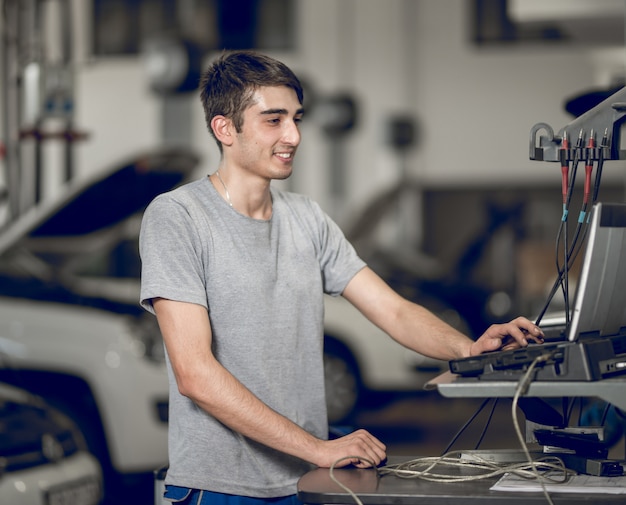 Foto gratuita benchman computarizado y diagnosticando, detectando los problemas de un automóvil