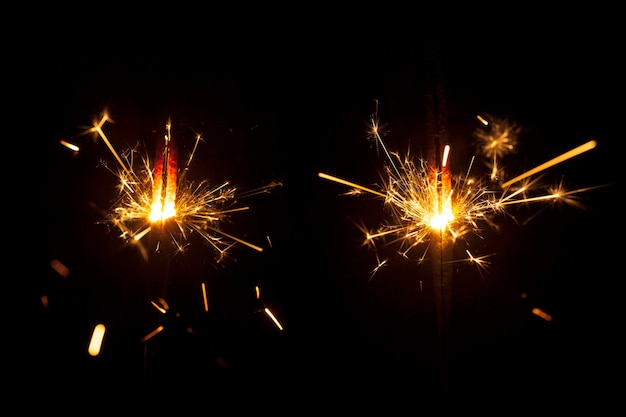 Bengalas encendidas fantásticas sobre fondo oscuro