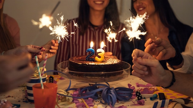 Foto gratuita bengalas y tarta de cumpleaños